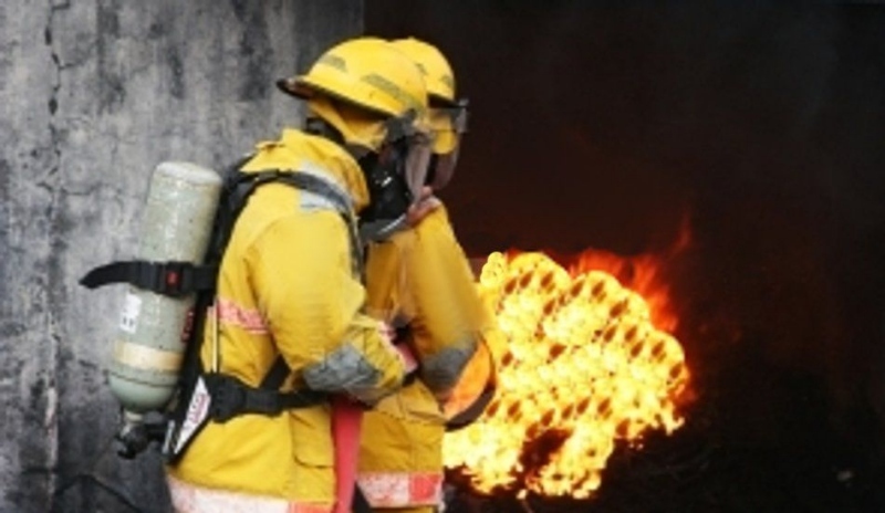 Snímek hasičů při hašení