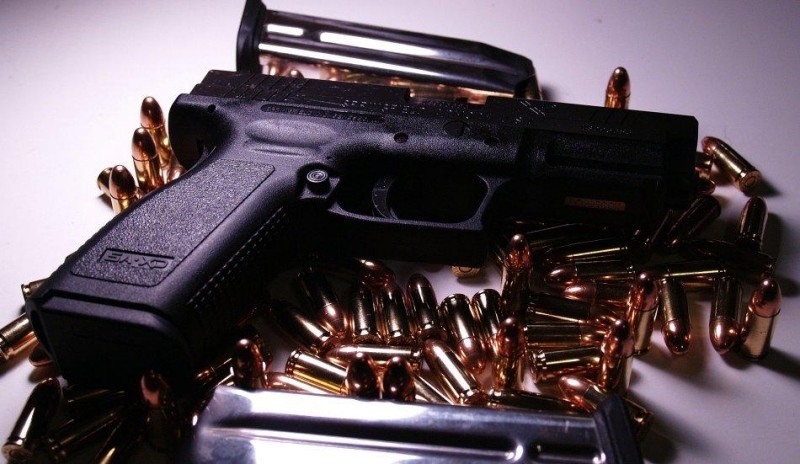 Fotografie střelné zbraně se zásobníkem a náboji