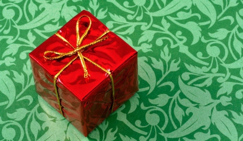 Fotografie červené krabičky na zeleném podkladu