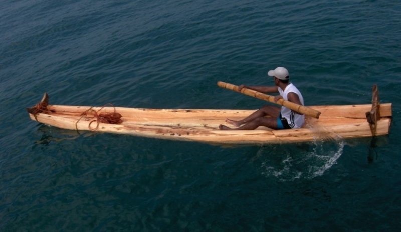 Fotografie muže s pádlem na kanoe