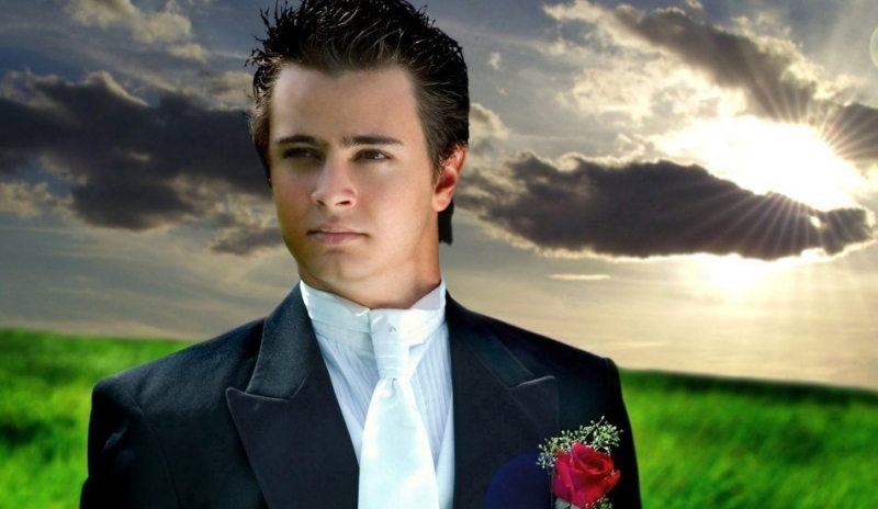 Muž v obleku s růží v klopě