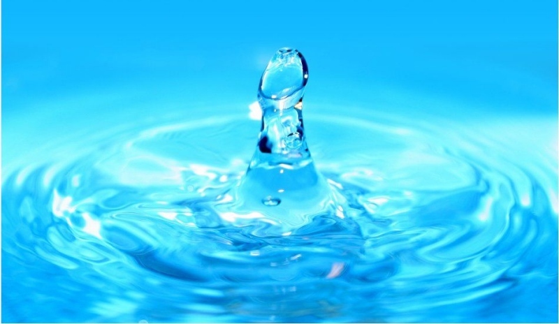 Kapka vody při dopadu na hladinu
