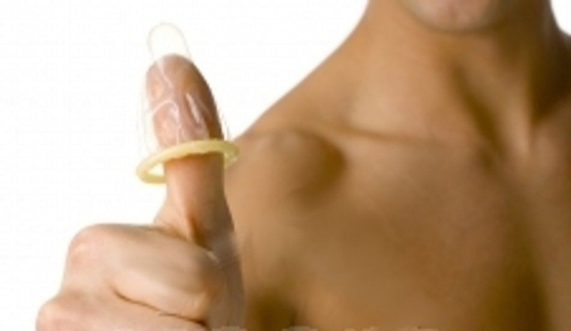 Muž s kondomem na palci