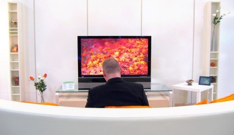 Muž sedící u televize