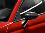 Detailní záběr zpětného zrcátka vozu Fiat Abarth 695 Tributo Ferrari