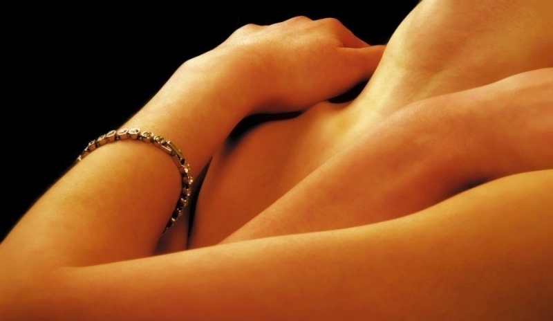 Fotografie nahé ženy se zkříženýma rukama
