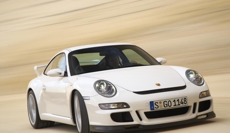 Automobil Porsche 911 GT3 bílé barvy
