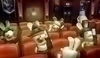 Snímek zobrazující králíky sedící v kině s mobilem v ruce
