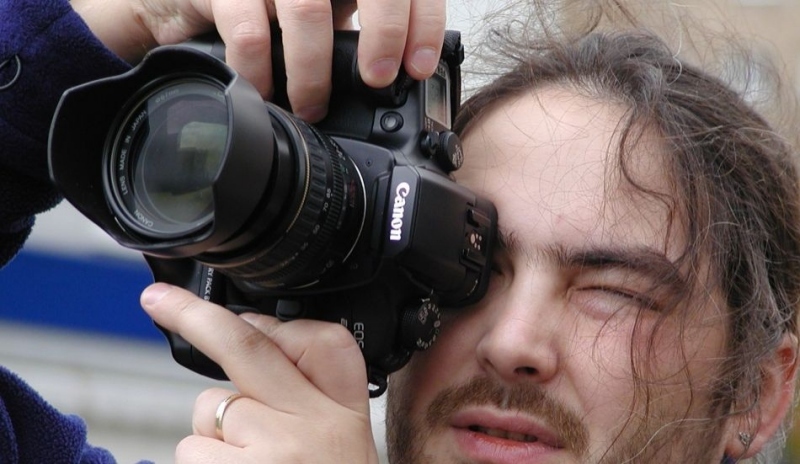 Snímek muže s fotoaparátem