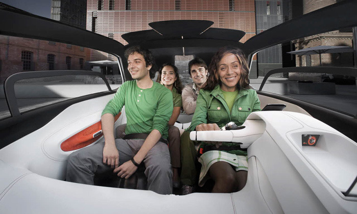 Čtyři lidi sedící uvnitř vozu Peugeot BB1