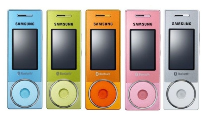 Mobilní telefon s netradičním designem Samsung SGH X830 v různých barvách