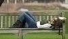 Žena s videobrýlema ležící na lavičce
