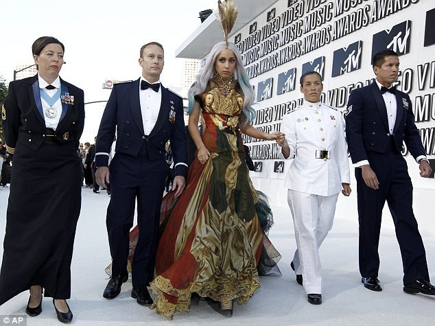 Lady Gaga na MTV Awards 2010 přišla v nevšedním outfitu