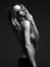 Černobílá fotografie Lindsay Lohan odhalující svá prsa