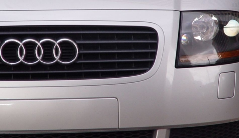 Fotografie zobrazující logo automobilu Audi