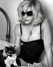 Madonna v prádle sedí na posteli s kočkou