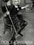 Madonna sedí na židli s metlou v ruce