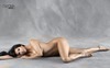 Obrázek nahé ženy ležící na zemi 