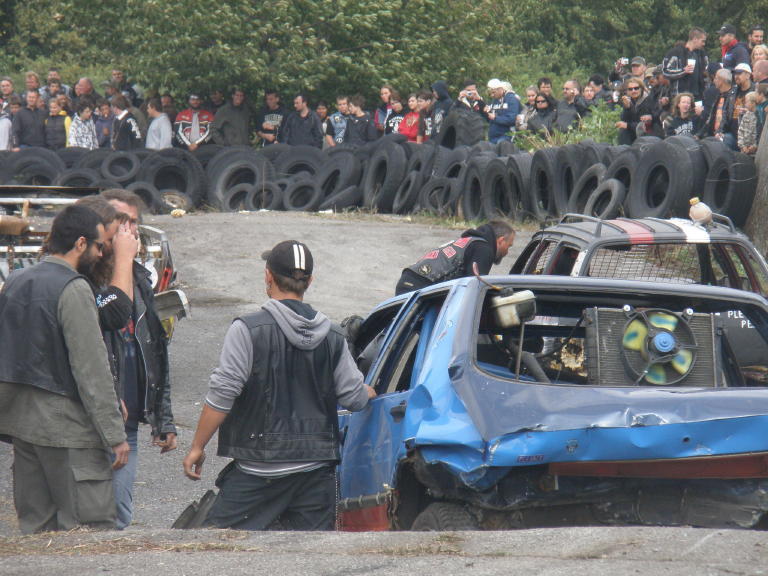 Snímek ze závodu bouraných nebo vyřazených aut