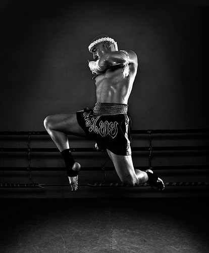 Snímek muže při tréninku kickboxu