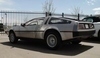 Sportovní vůz DeLorean a zadní pohled.