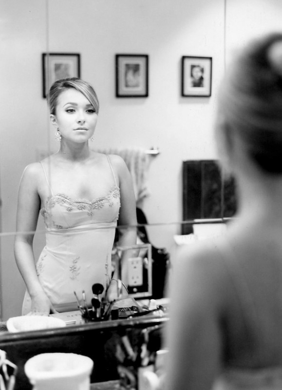 Jennifer Sanders stojí před zrcadlem