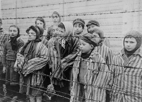 Snímek lidí z koncentračního tábora Osvětim