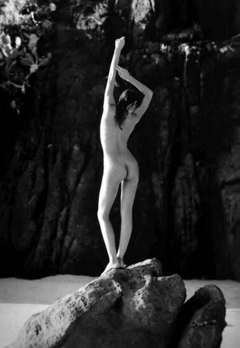 Obrázek nahé ženy stojící na kameni