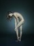 Fotografie nahé ženy v předklonu