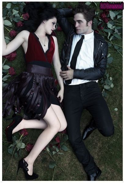 Kristen Stewart a Robert Pattinson leží na červených růžích