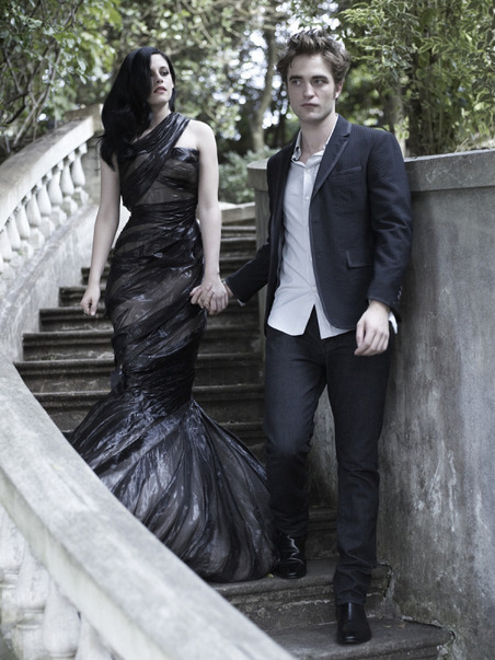 Robert Pattinson a Kristen Stewart scházejí po schodech
