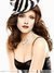 Kristen Stewart působí velmi svůdně v černých šatech s černobílým kloboučkem na hlavě