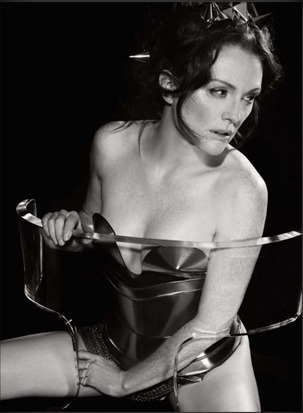 Černobílá fotografie ženy, která pózuje v prádle