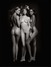 Obrázek tří nahých žen na černobílé fotografii