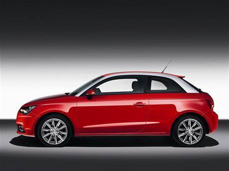 Boční pohled na auto Audi A1 červené barvy