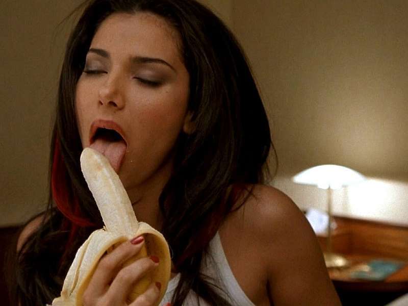Žena olizuje oloupaný banán