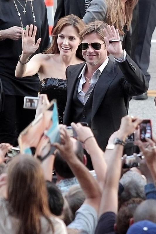 Angelina Jolie a Brad Pitt obklopeni fanoušky