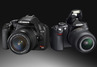 Snímek zobrazující dva fotoaparáty Canon vs Nikon