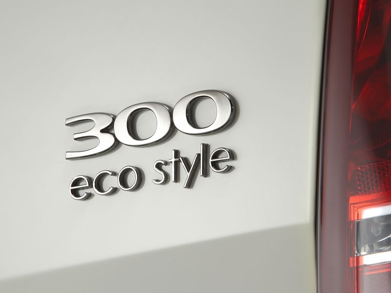 Detailní záběr na nápis 300 eco style vozu Chrysler