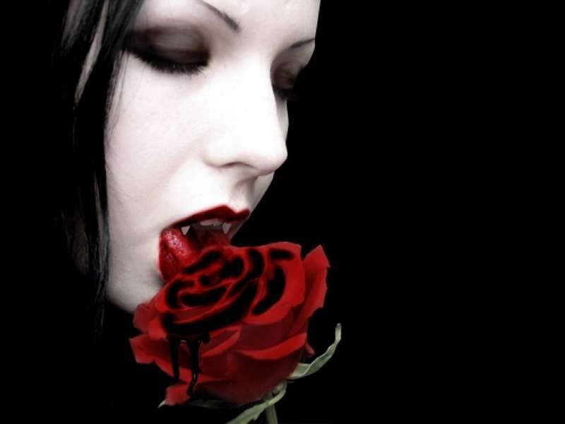 Detailní záběr ženské tváře s červenou růží na rtech