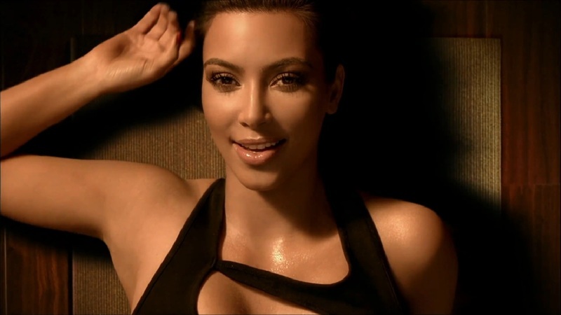 Kim Kardashian leží s rukou u hlavy