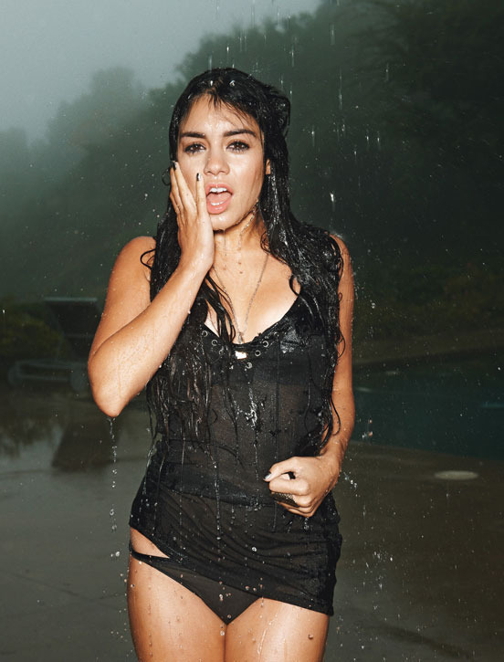 Fotografie ženy v prádle stojící na dešti
