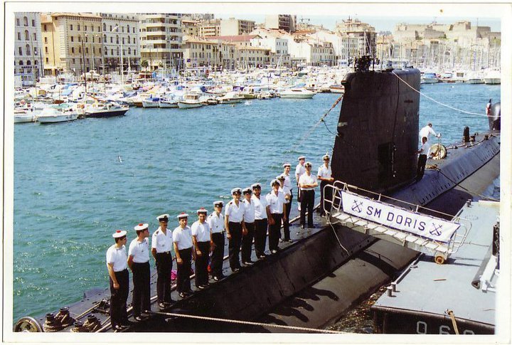 Námořníci stojící v řadě na ponorce