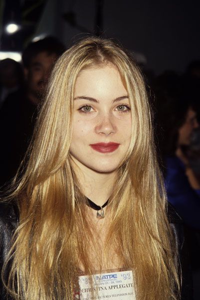 Christina Applegate s dlouhými blond vlasy v roce 1993 