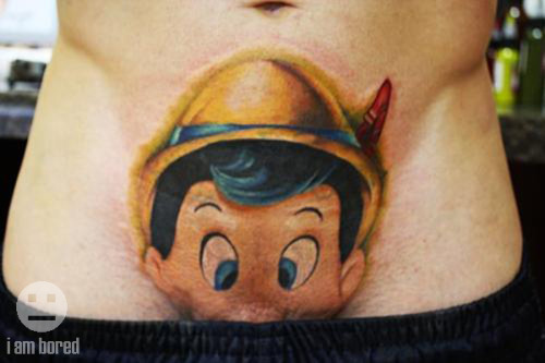 Muž s tetováním Pinocchia