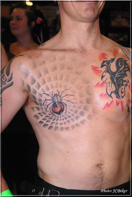 Obrázek muže s tetováním