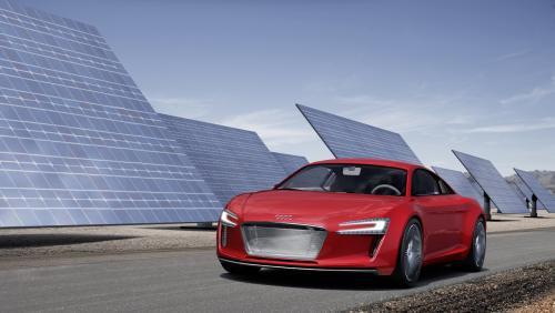 Automobil Audi e-tron červené barvy