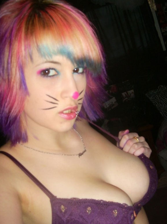 Žena ve fialové podprsence s barevnými vlasy tzv.EMO styl
