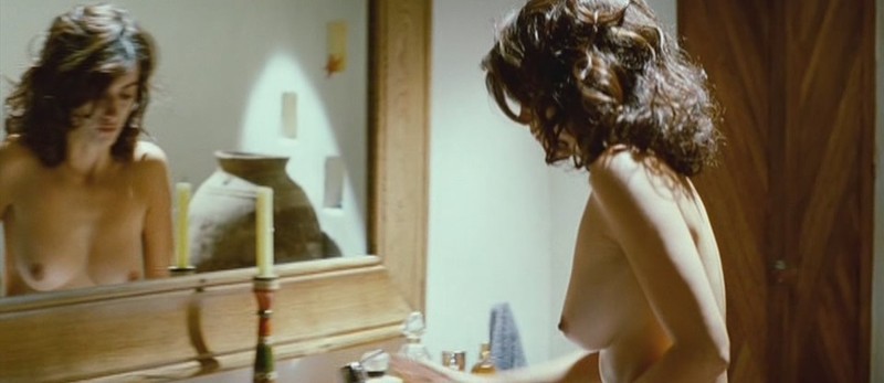 Fotografie nahé Penélope Cruz stojící před zrcadlem