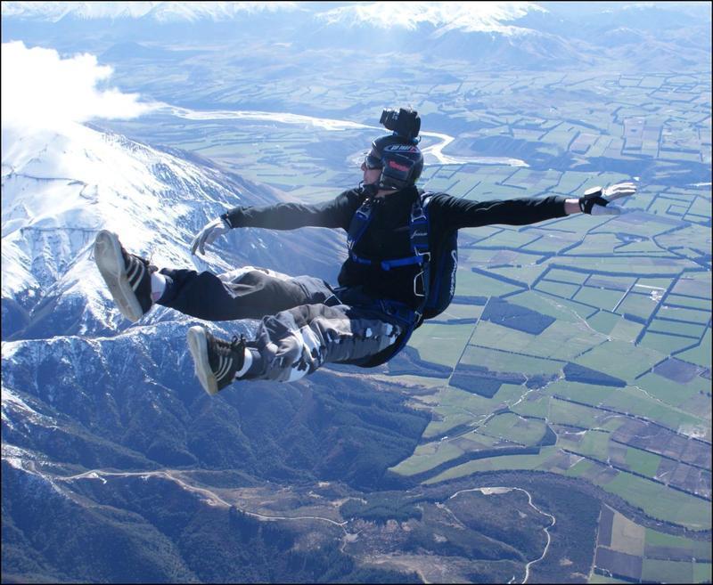 Muž provádějící skydiving